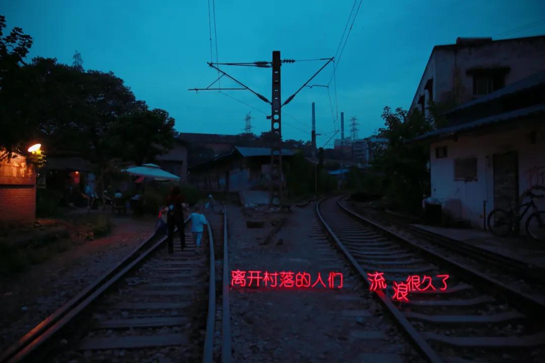 向对面出租屋射了一箭:80后妈妈王莹在城中村的实验艺术