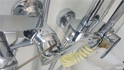 淋浴开关漏水如何拆卸,淋浴头开关漏水的修理方法