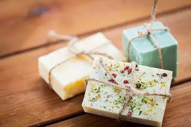 脑后头皮长小疙瘩怎么回事,头皮上长出一个肉疙瘩是怎么回事