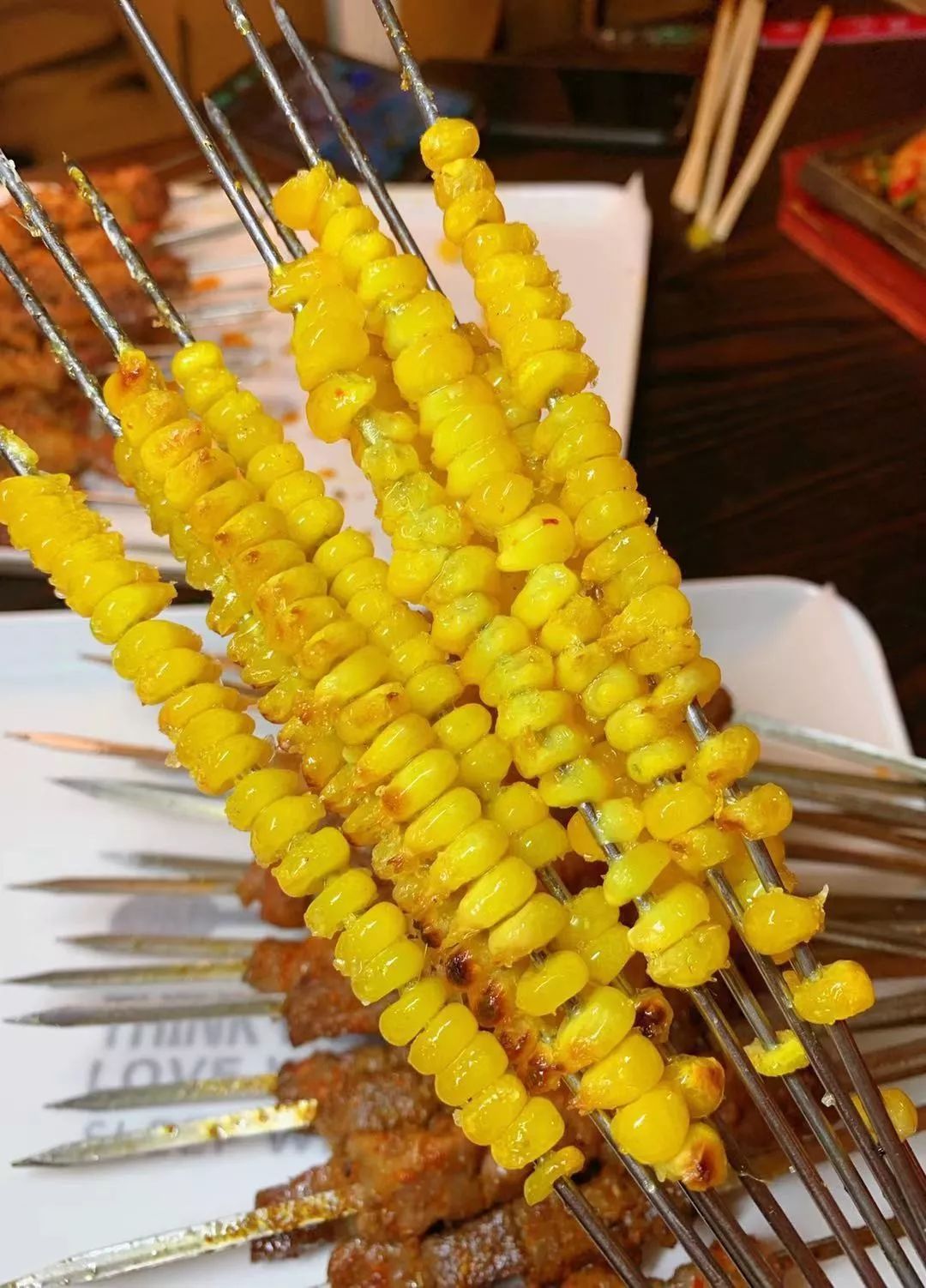 长春这家音乐串吧大块肉按斤称,崂山一元一瓶,青岛喝一箱送一箱