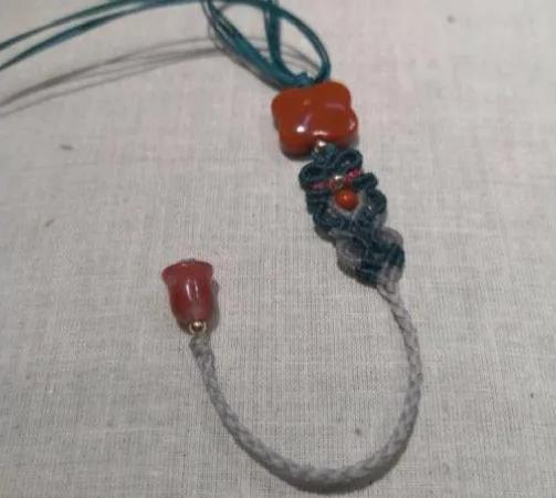 小孔转运珠编绳手链教程,2个珠子的小挂坠