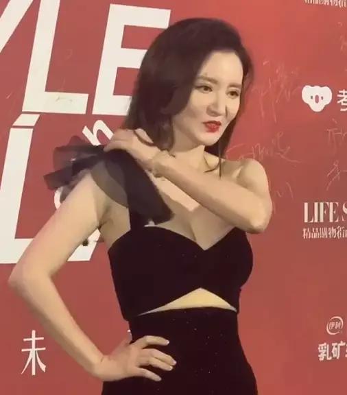 39岁张萌走红毯，单薄上衣靠一根肩带支撑，意外断裂匆忙离开