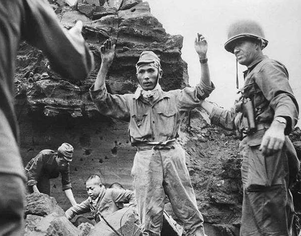 日军躲在山洞,日军硬闯丛林中了陷阱全军覆没