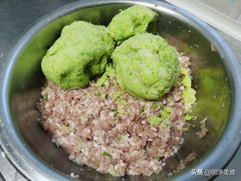 做馅饼和面的方法告诉我一下,做馅饼时如何让馅饼皮薄如纸