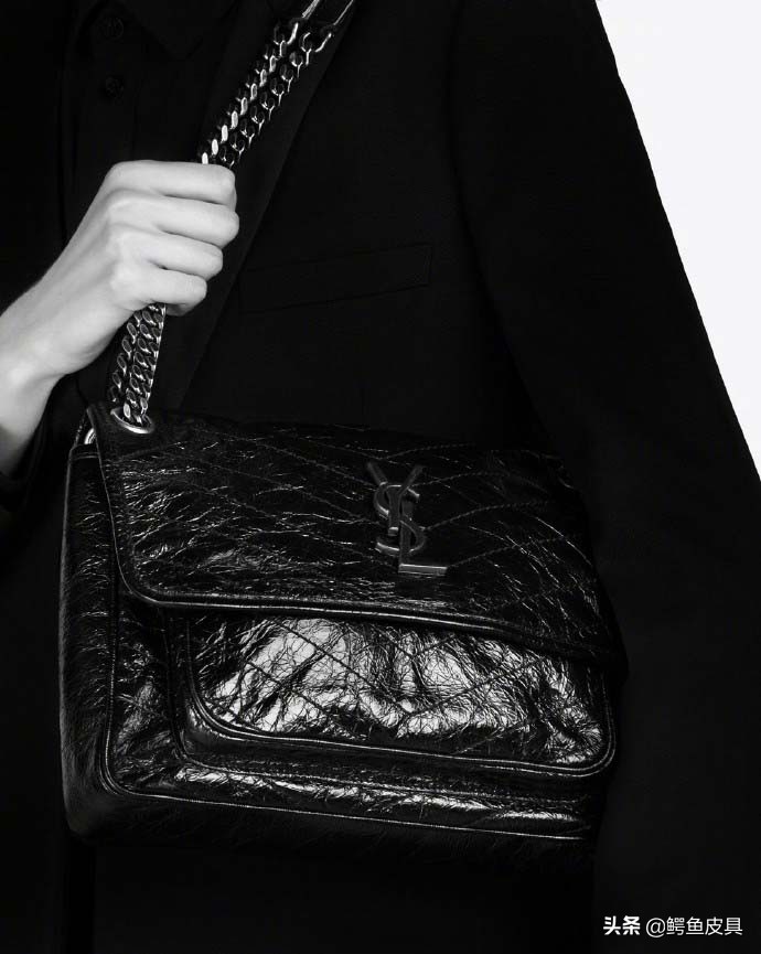 将独有的艺术文化融进产品之中,把艺术创作融入到衣服里