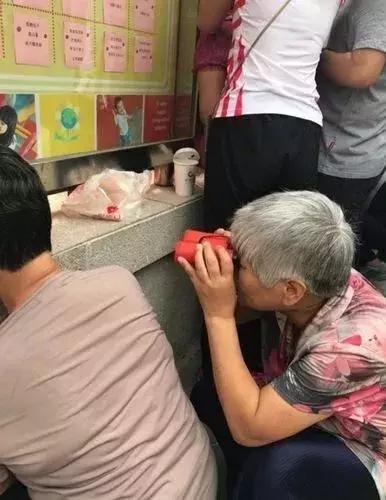 一说去幼儿园就哭怎么办,小孩一说上幼儿园就哭怎么办