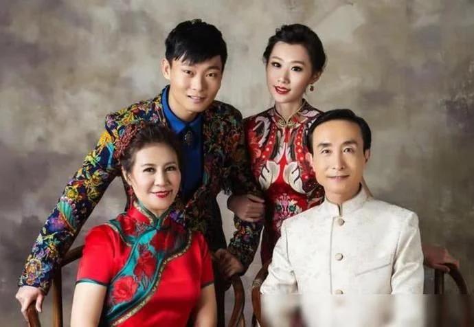 65岁巩汉林晒全家福,63岁巩汉林晒全家福与儿媳妇合照