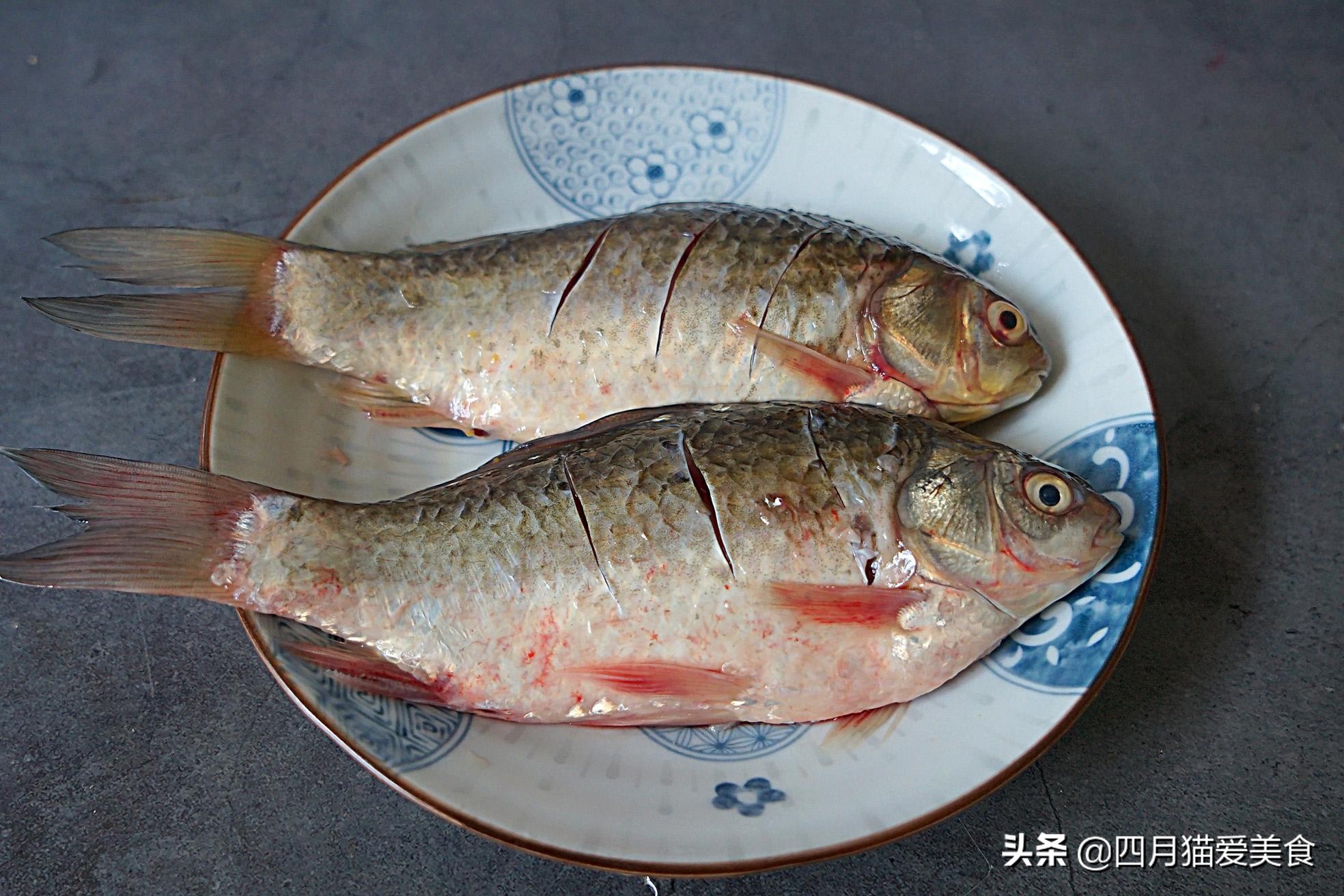 炖鲫鱼倒什么料,炖鲫鱼想放绿豆芽