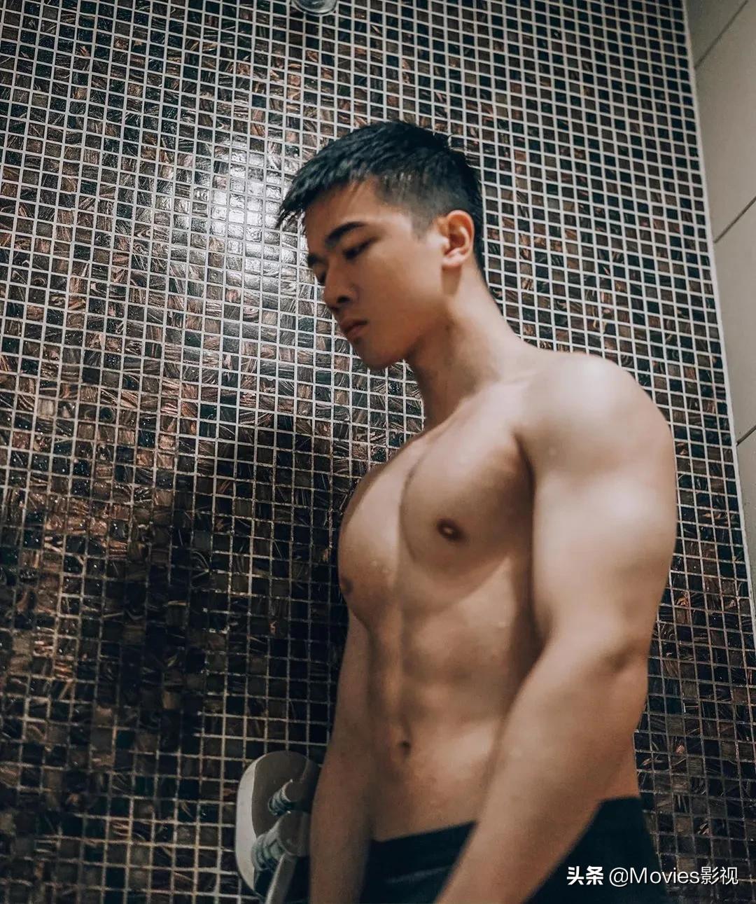 穿短裤比汪小菲还好看！奶凶腱子肉小狼狗，浴室照疯狂撩粉！