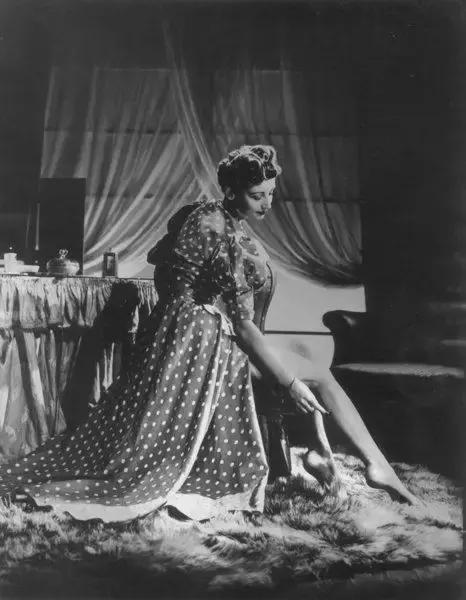 女人爱穿袜子是什么心理,女人爱穿的袜子