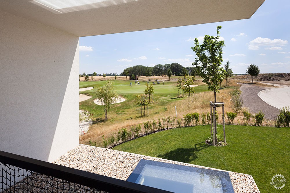 将“竖直”与“水平”完美组合的度假小屋