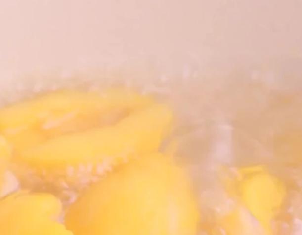 嗓子干痒咳嗽小妙招雪梨,枇杷雪梨汤的做法止咳一天喝几次