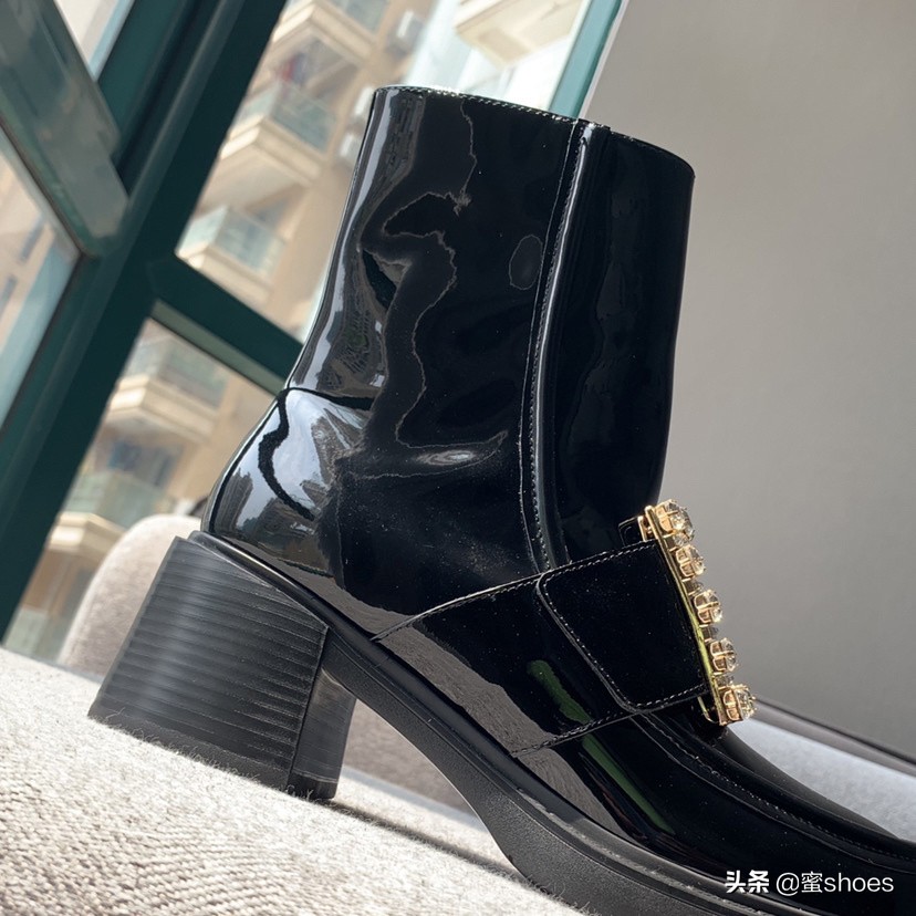 秋冬不能再穿凉鞋,怎么继续性感?RV方跟短皮靴帮你打造大长腿