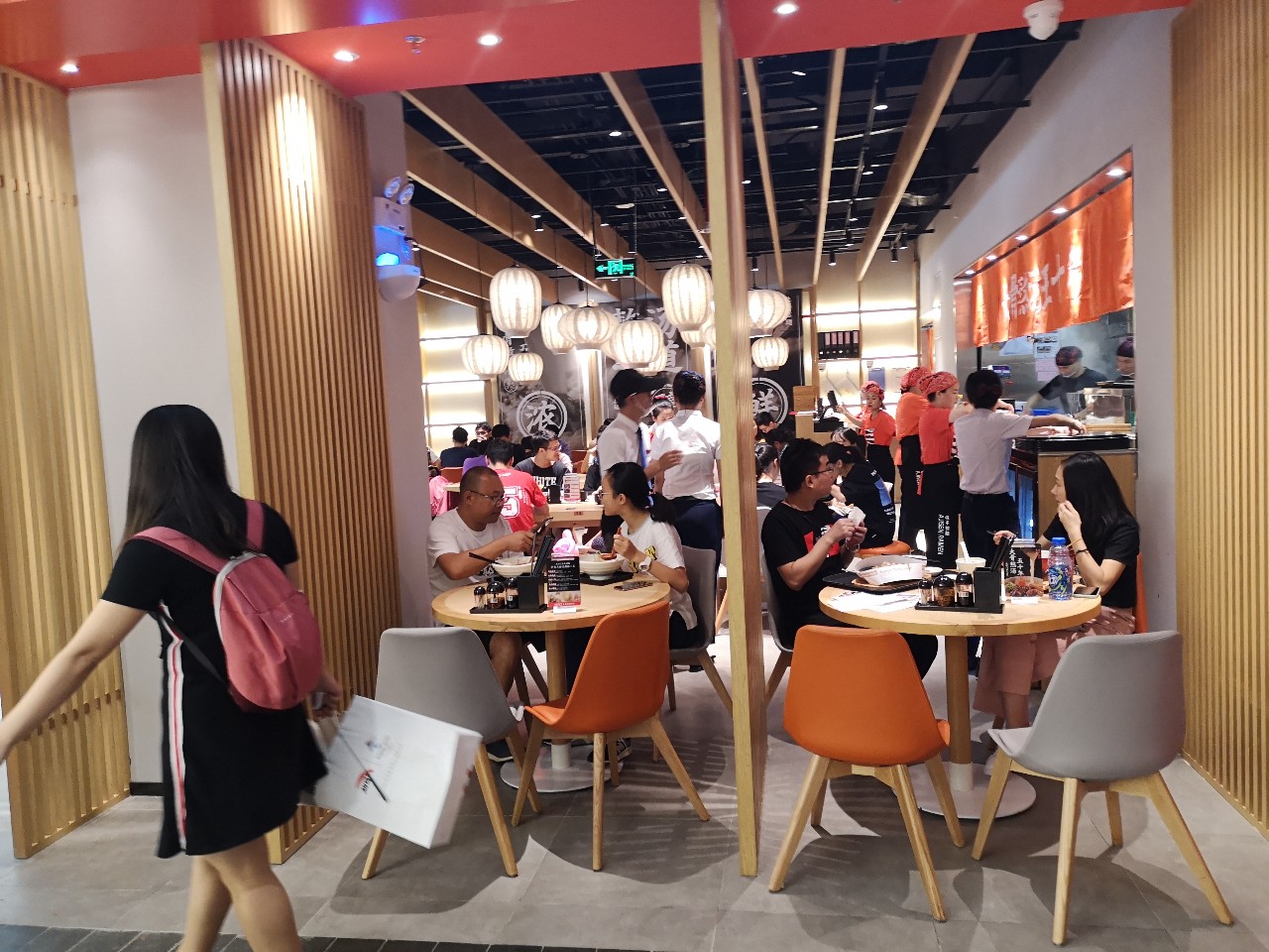 深圳西丽益田假日里人流,开业第一天人流量爆棚