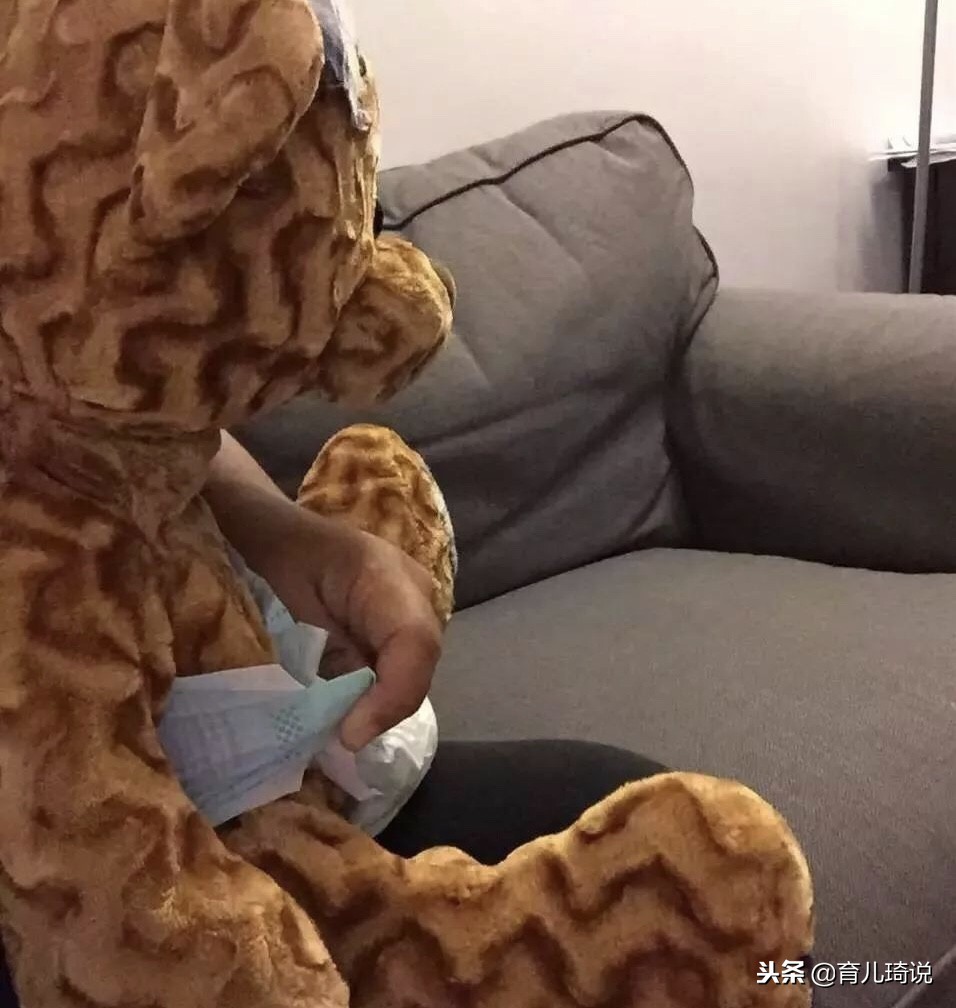 给宝宝换尿不湿的方法,给宝宝换尿不湿的正确方式