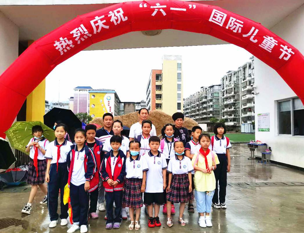 到村儿童之家开展爱心捐赠活动,六一爱心捐赠送温暖