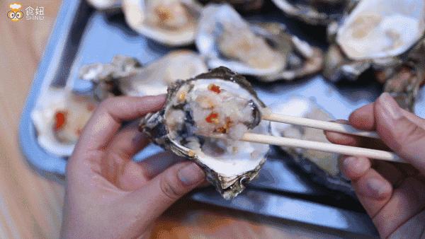 游击队吃生蚝视频,游击队烤生蚝