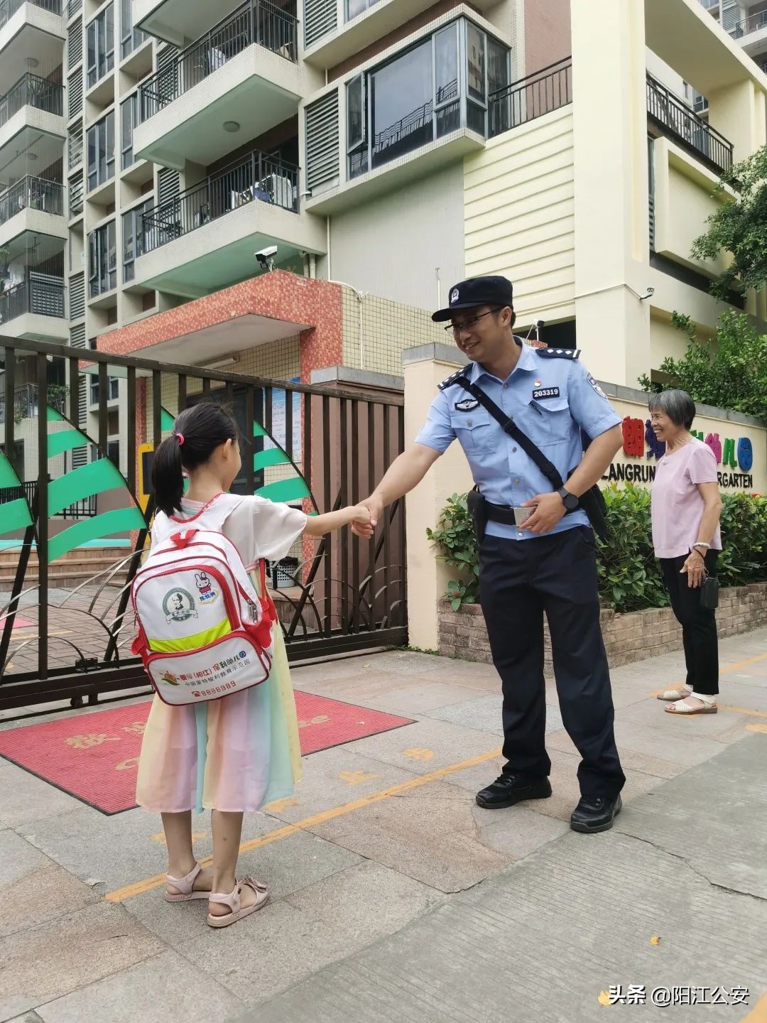 警民共筑连心桥携手保平安,社区警务室与社区共同开展工作