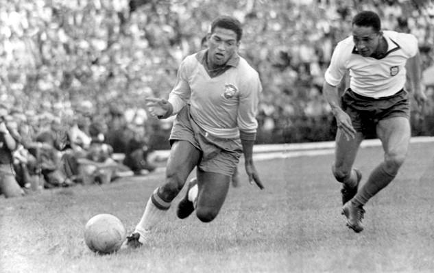 加林查和贝利的技术能力谁强,双腿畸形