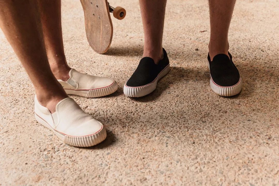 匡威帆布鞋和vans哪个好,帆布鞋不是匡威丢人吗