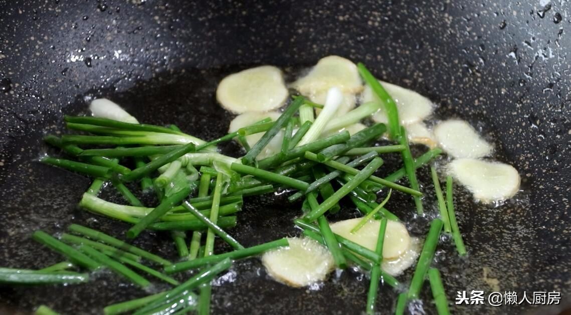 剥完虾仁,壳儿不要扔,这样简单一做,比浓汤宝还鲜,简单又好学