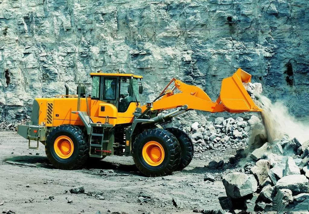 开铲车的生活是什么样的,开了铲车后才明白什么叫没日没夜