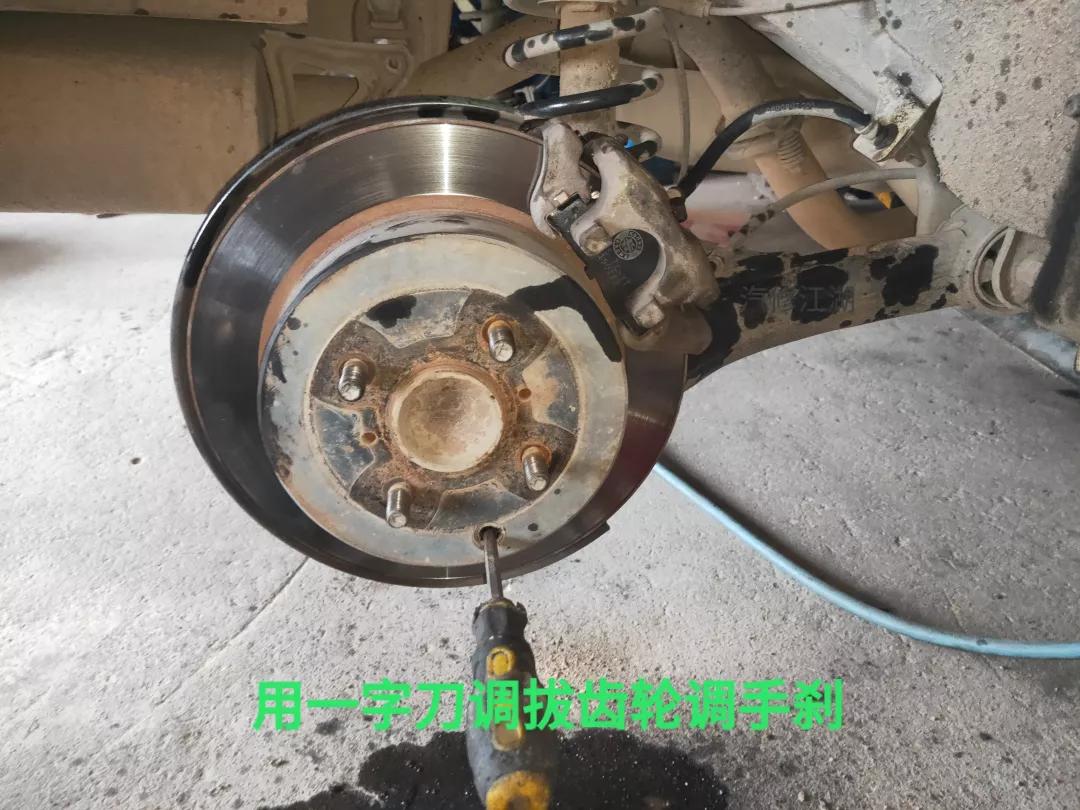 比亚迪f3更换后轮毂刹车片方法,2013丰田花冠后刹车片怎么拆