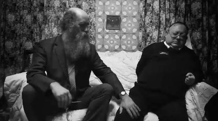 《人体蜈蚣系列》：从全彩到黑白默片重口味背后的荒诞剧情