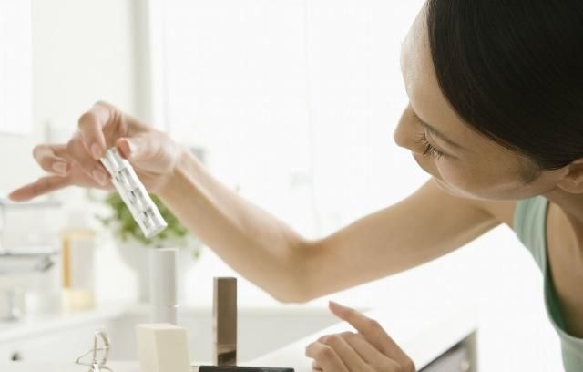 精华液天天涂好吗,精华涂多了脸颊长痘怎么办