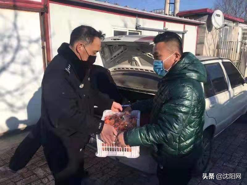 新民公安万名盛京义勇员走街串巷给村民跑腿买菜当代购