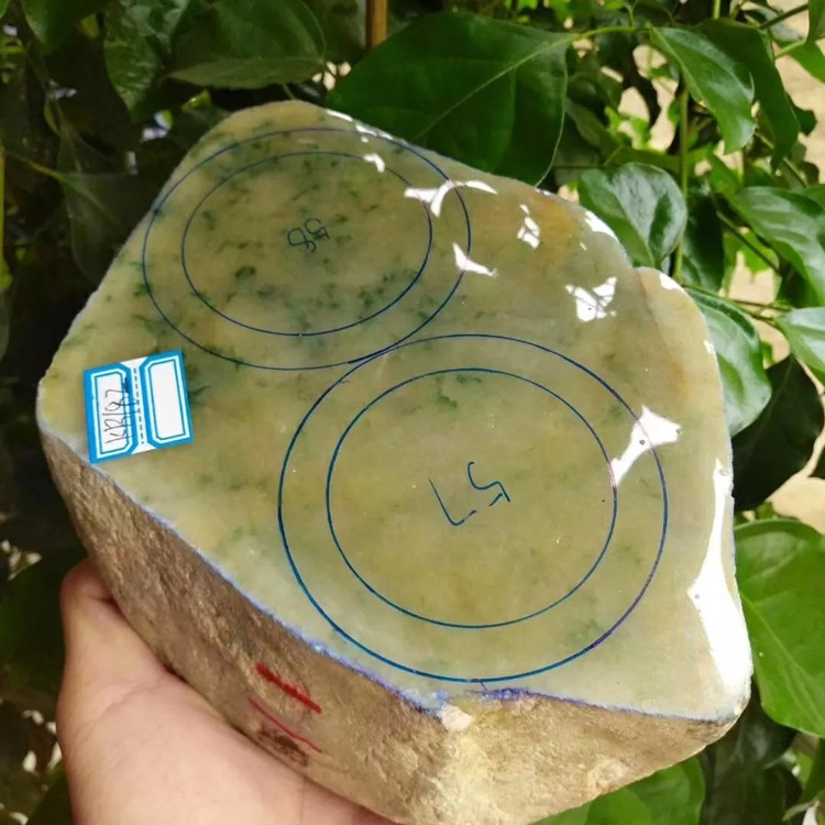 夫妻买下原石,8000元切出8万的翡翠原石