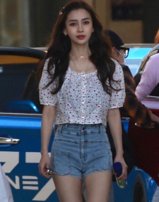 baby上班穿黑色吊带背心,baby最新穿的蓝色鞋子