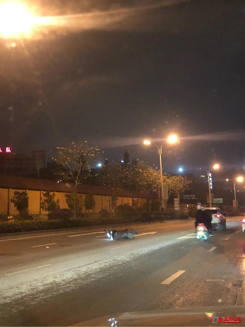 璧涜溅鎵嬪紑璧涜溅鍦ㄩ珮閫熷叕璺笂椋欒溅,鍦ㄩ緳宀╁ぇ閬撳紑璧涜溅