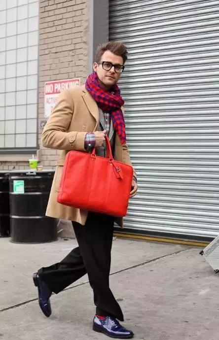 男士包搭配什么衣服好看,男士包包和服装搭配