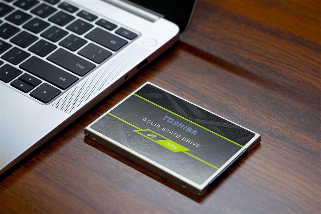 固态硬盘与机械硬盘哪个更好,固态硬盘和机械硬盘哪个更怕摔