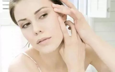 鼻子长痘是肝火还是胃火,鼻子长斑是代表什么部位有癌症