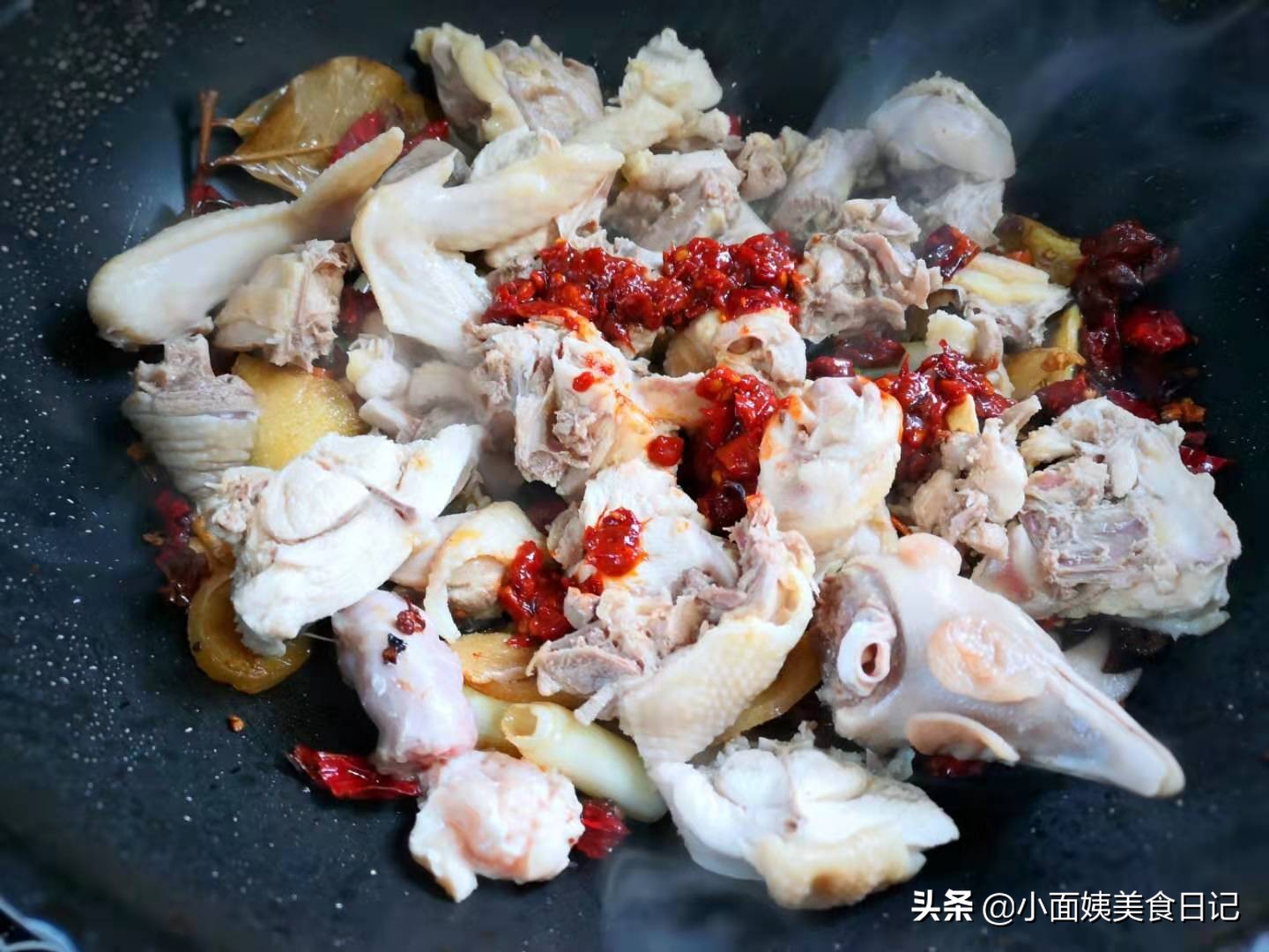 过年了,教你做一道土豆烧鸡的做法,味道不输大盘鸡,做法超简单