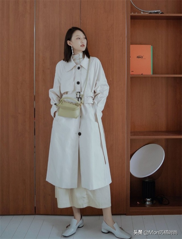 枣红色风衣内搭和鞋子怎样搭配,女式蓝色风衣搭配什么裤子和鞋子