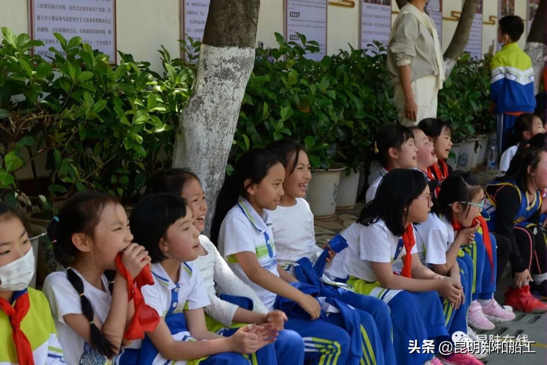 有限的场地无限的足球--新迎二小首届昆陆敦搏杯班级足球联赛开幕