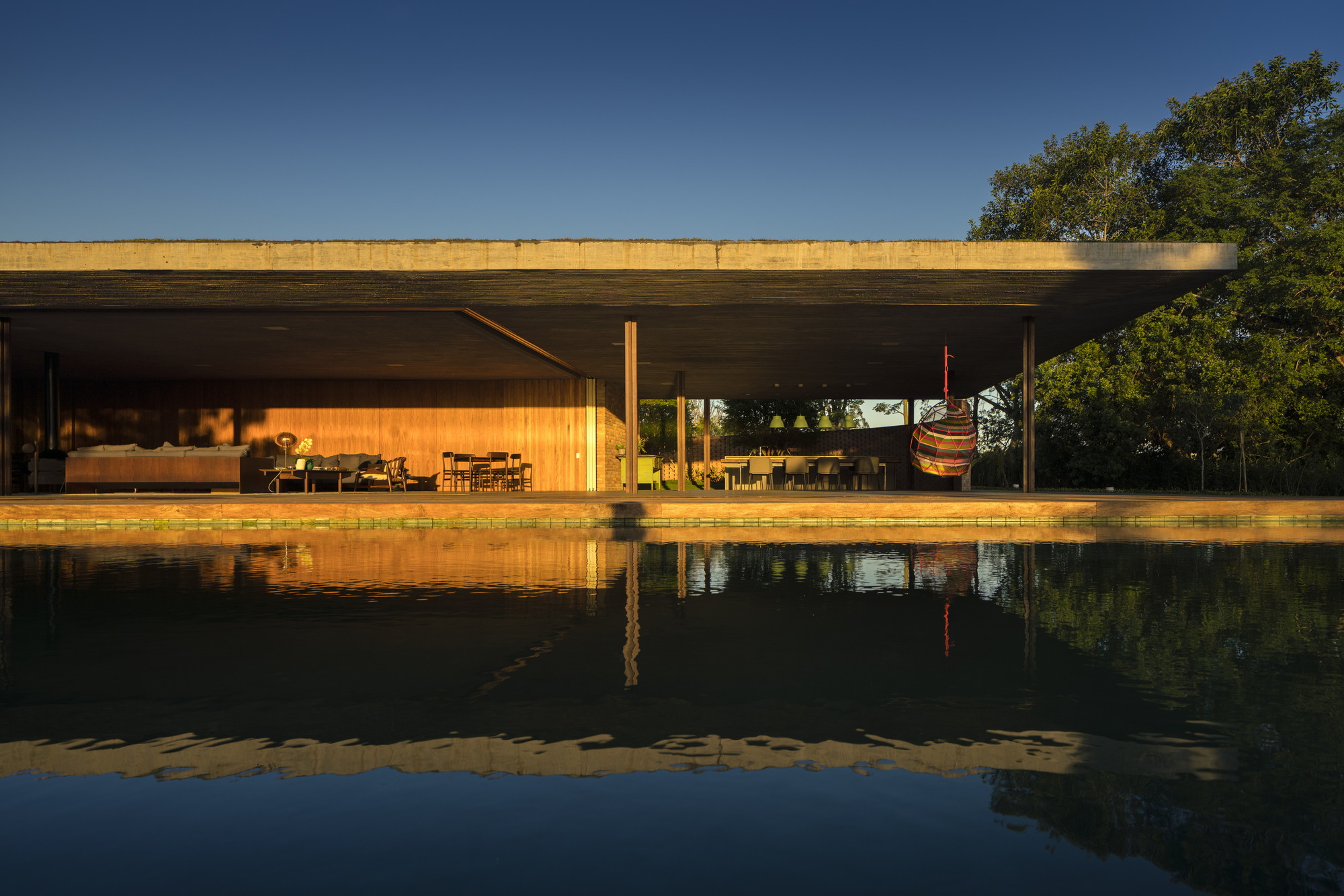 1000m²屋顶满种绿草，消隐在田园水光里的家