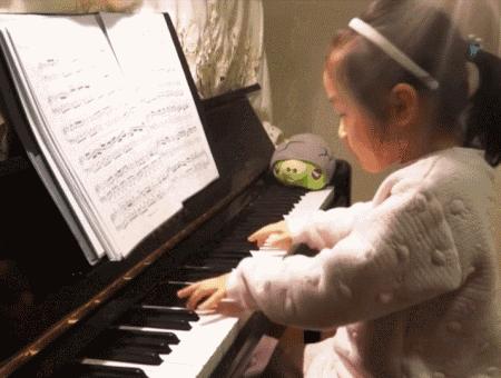 弹钢琴指法总错怎么解决,弹钢琴时出现错音怎么办