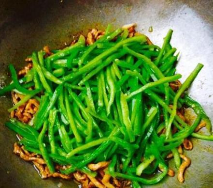 怎样炒出的肉才不会柴又嫩又滑,炒肉的小窍门照着做绝对不翻车