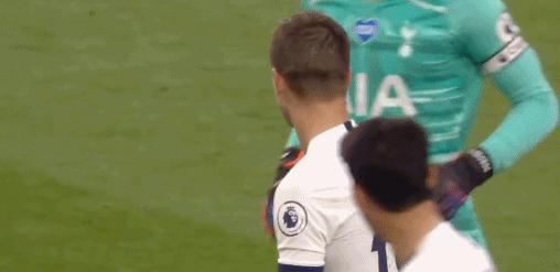 孙兴慜在比赛中被对方无端攻击,孙兴慜蹬踏对手被红牌罚下