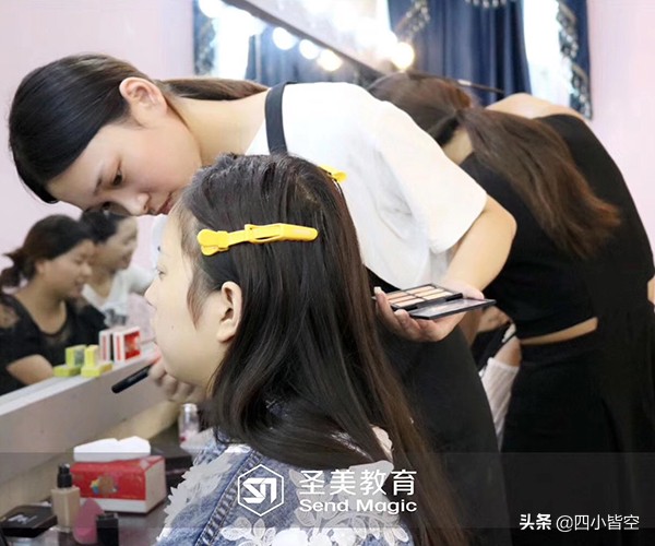 成都北影国际化妆培训学校收费,零基础化妆培训学费一般多少钱