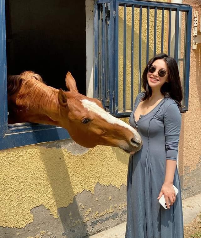 朱珠晒孕期日常照，身材走样明显胳膊粗壮，6个月孕肚任由马亲吻