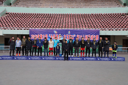 不畏寒冷的老大爷,七旬老大爷对战年轻小伙