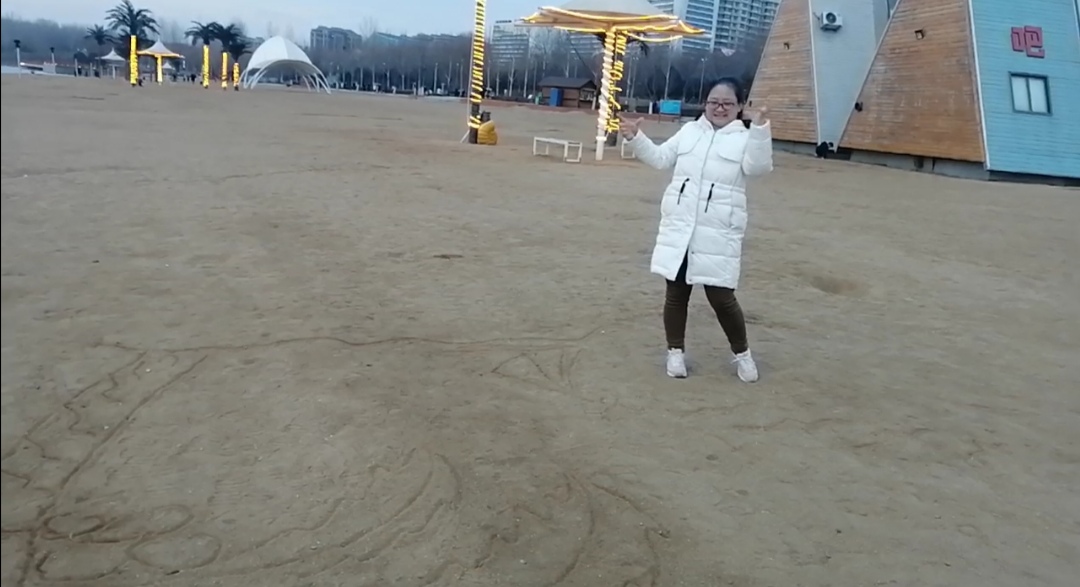 简单简笔画沙滩上的童话风景画,用铅笔和水彩笔画一幅海边风景画