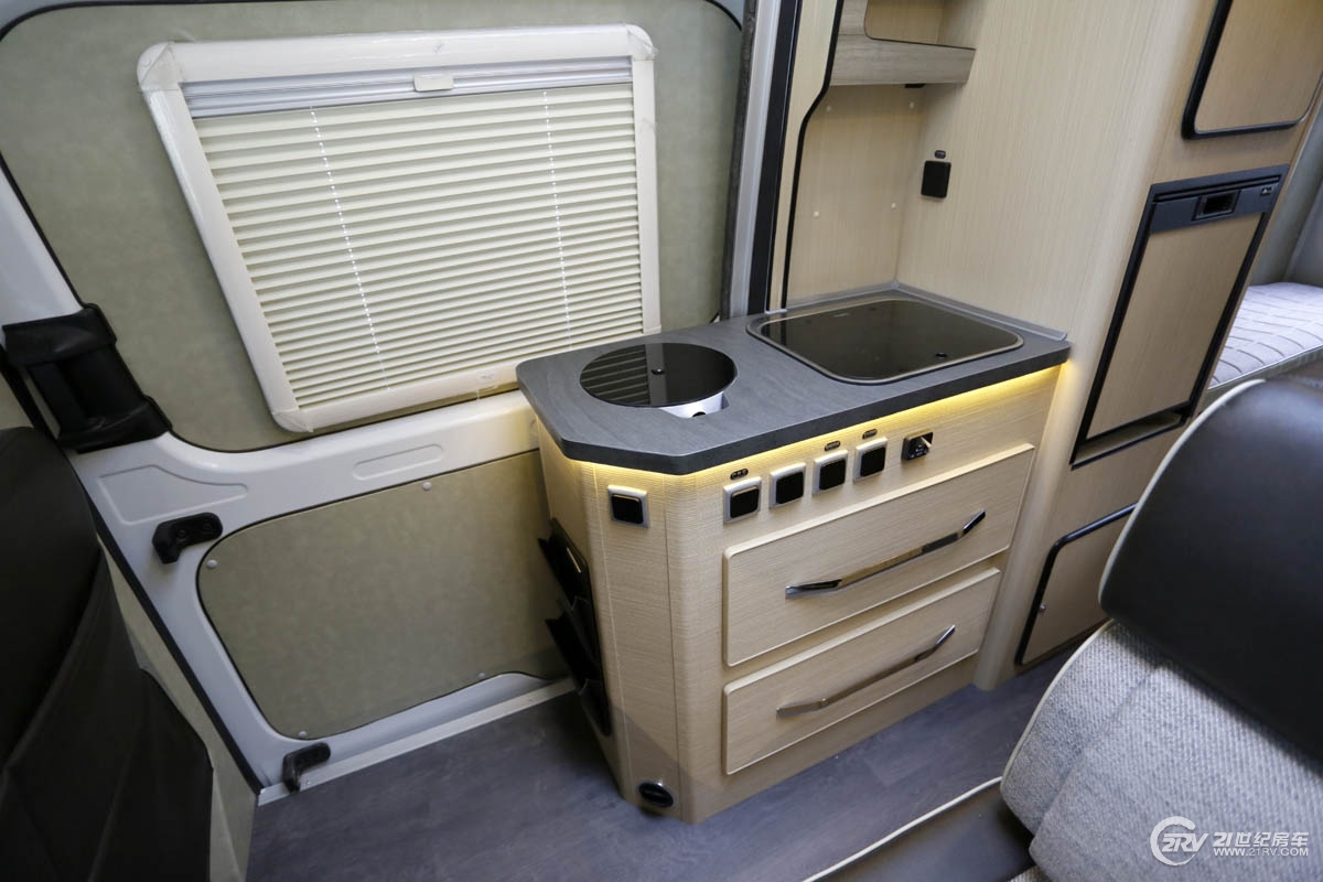 25万大通v90七座,大通v90自动挡5.95米长轴高顶房车