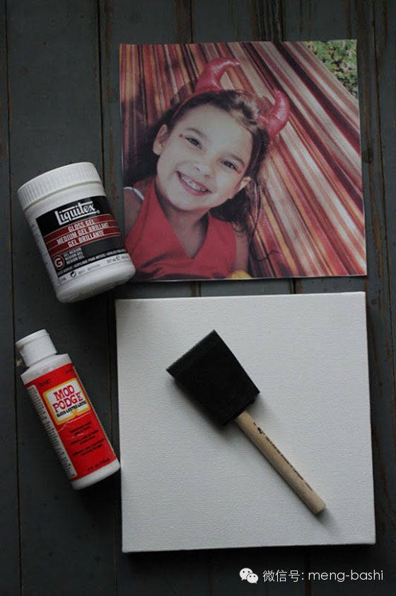 她将照片反扣在木板上之后，只做了这几步，结果大家都来效仿她