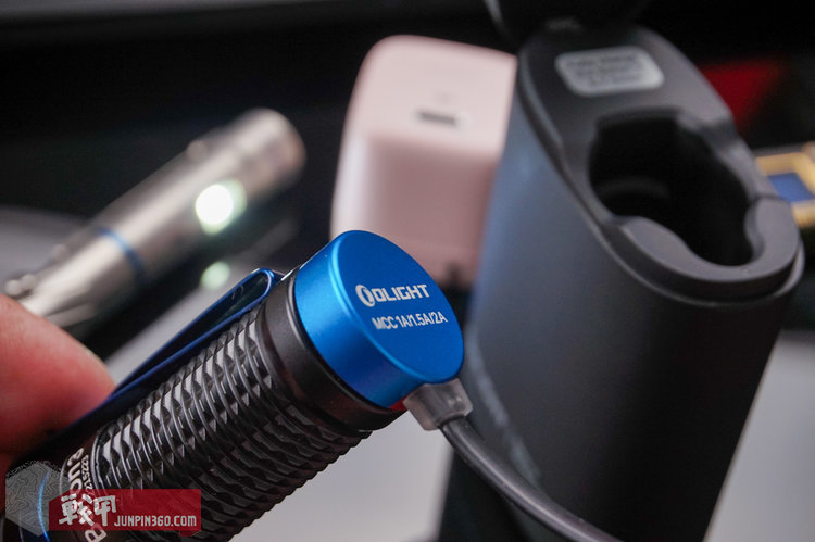 开启无线充电时代，OLIGHTBaton3手电尊享版